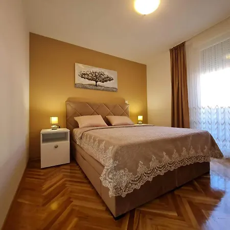 In * Podstrana